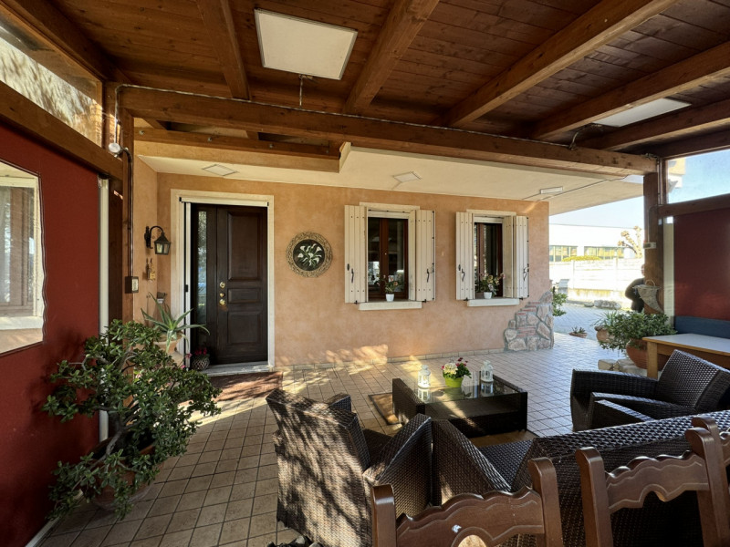 COMPOSIZIONE:
Nel corpo principale si trovano gli uffici e l'abitazione, mentre il capannone ad u...