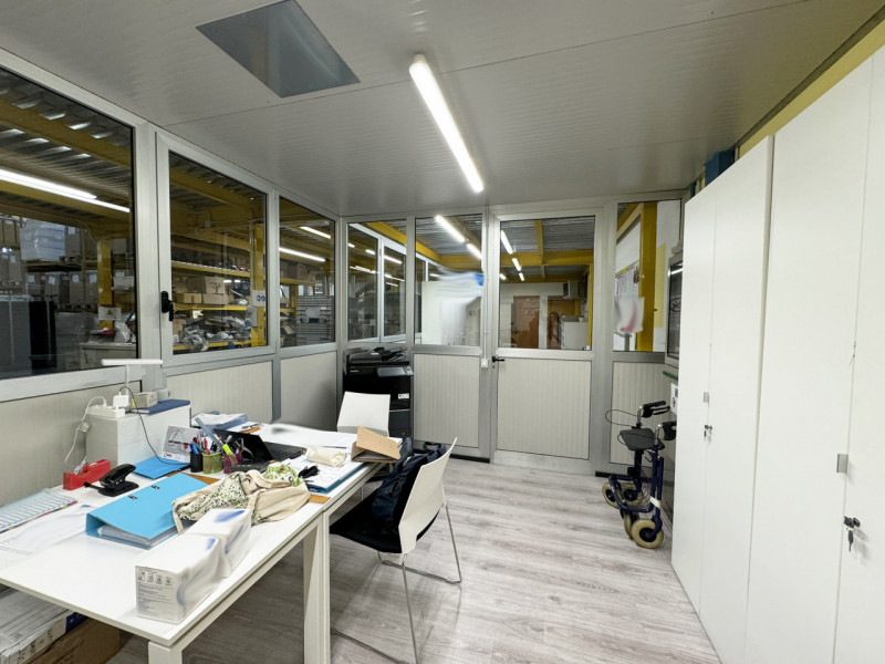 COMPOSIZIONE:
Nel corpo principale si trovano gli uffici e l'abitazione, mentre il capannone ad u...