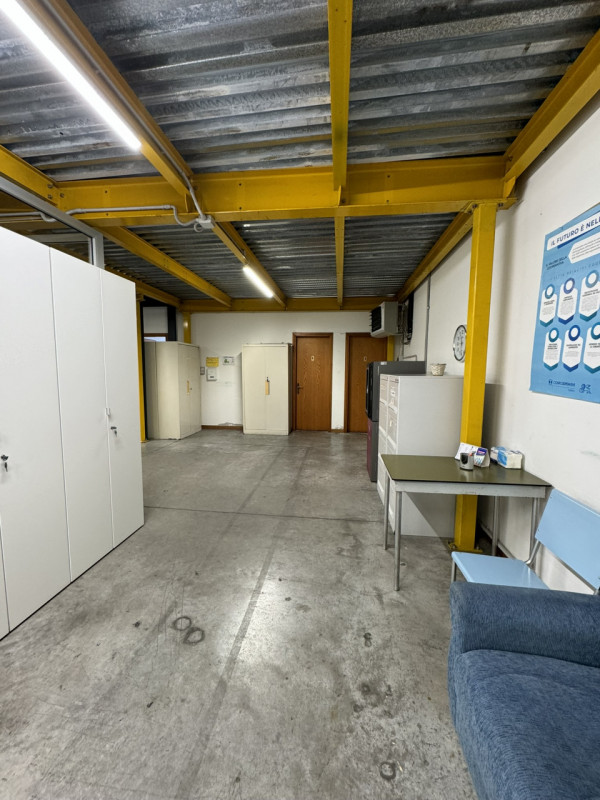 COMPOSIZIONE:
Nel corpo principale si trovano gli uffici e l'abitazione, mentre il capannone ad u...