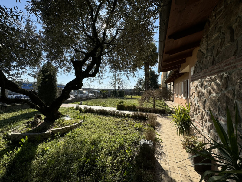 COMPOSIZIONE:
Nel corpo principale si trovano gli uffici e l'abitazione, mentre il capannone ad u...