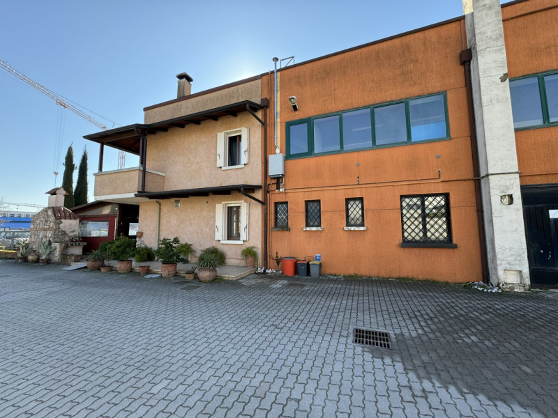 COMPOSIZIONE:
Nel corpo principale si trovano gli uffici e l'abitazione, mentre il capannone ad u...