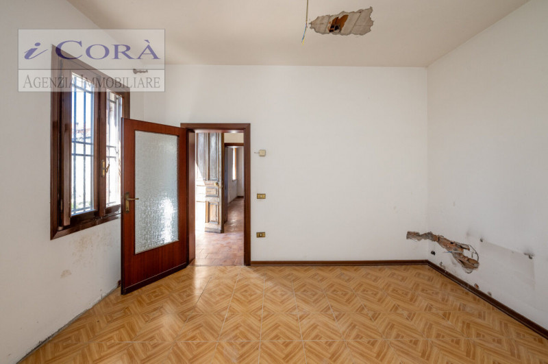 Monselice - Rustico con progetto approvato di ristrutturazione e  ricostruzione, situato in un'ar...