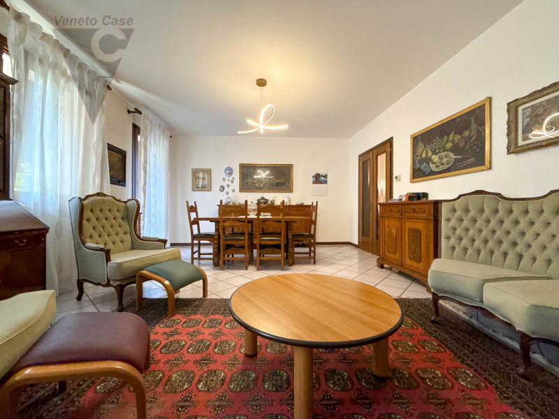 NOVENTA PADOVANA - UNIFAMILIARE IN ZONA RESIDENZIALE
Proponiamo in vendita, su strada chiusa e re...