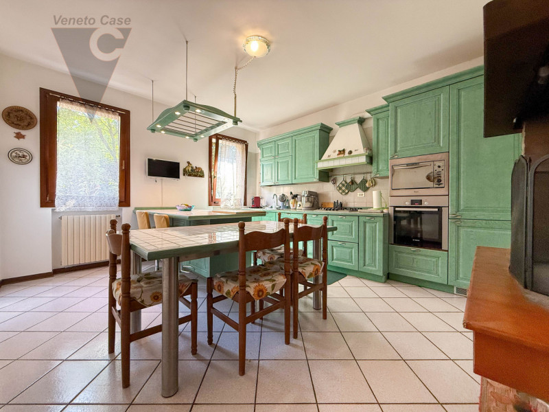 NOVENTA PADOVANA - UNIFAMILIARE IN ZONA RESIDENZIALE
Proponiamo in vendita, su strada chiusa e re...