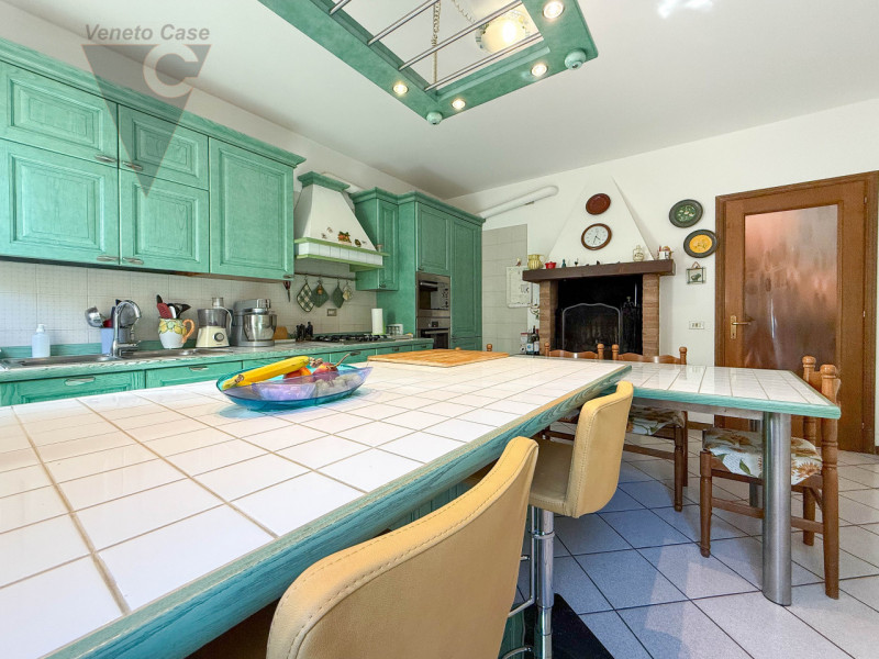 NOVENTA PADOVANA - UNIFAMILIARE IN ZONA RESIDENZIALE
Proponiamo in vendita, su strada chiusa e re...