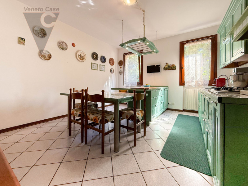 NOVENTA PADOVANA - UNIFAMILIARE IN ZONA RESIDENZIALE
Proponiamo in vendita, su strada chiusa e re...