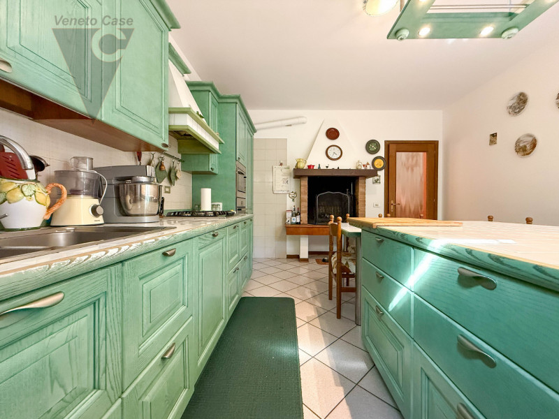 NOVENTA PADOVANA - UNIFAMILIARE IN ZONA RESIDENZIALE
Proponiamo in vendita, su strada chiusa e re...