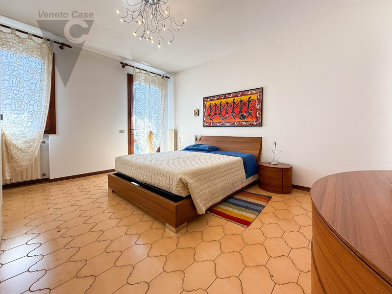 NOVENTA PADOVANA - UNIFAMILIARE IN ZONA RESIDENZIALE
Proponiamo in vendita, su strada chiusa e re...