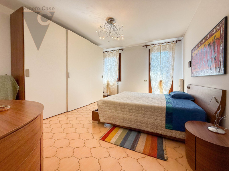 NOVENTA PADOVANA - UNIFAMILIARE IN ZONA RESIDENZIALE
Proponiamo in vendita, su strada chiusa e re...