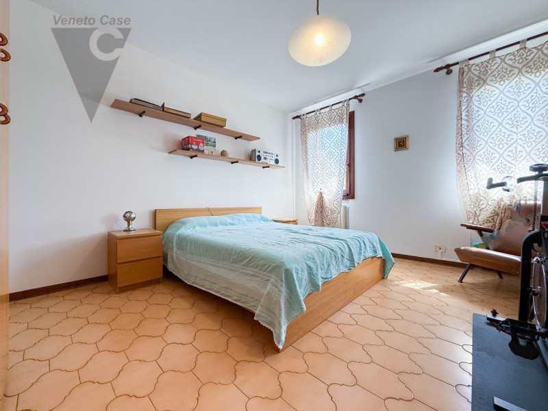 NOVENTA PADOVANA - UNIFAMILIARE IN ZONA RESIDENZIALE
Proponiamo in vendita, su strada chiusa e re...