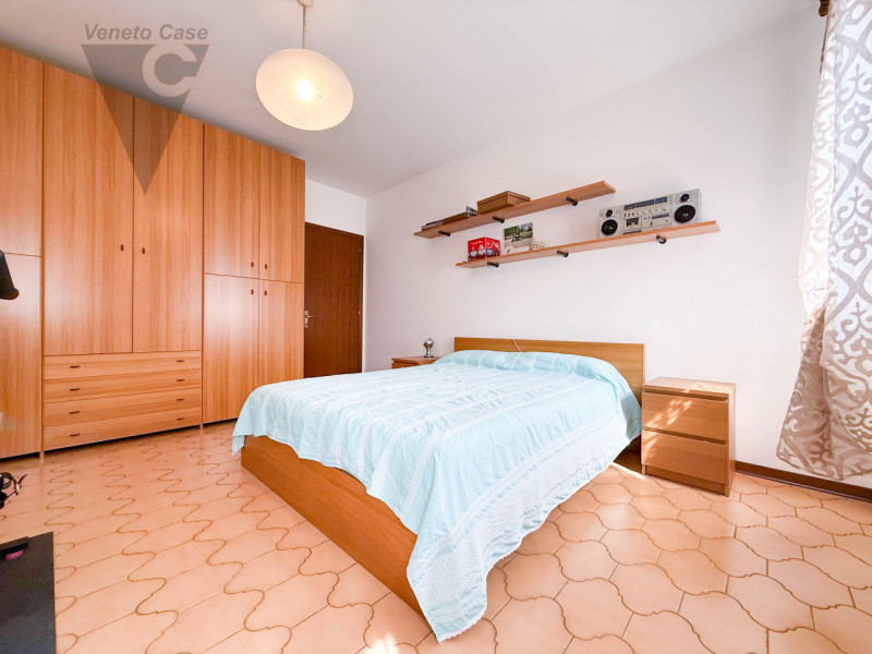 NOVENTA PADOVANA - UNIFAMILIARE IN ZONA RESIDENZIALE
Proponiamo in vendita, su strada chiusa e re...