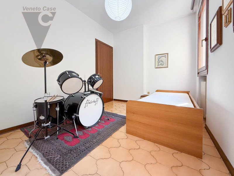 NOVENTA PADOVANA - UNIFAMILIARE IN ZONA RESIDENZIALE
Proponiamo in vendita, su strada chiusa e re...