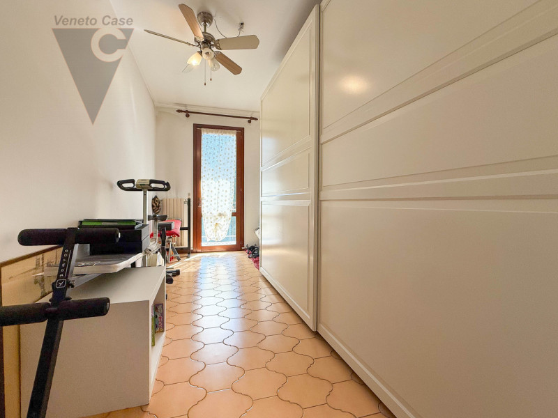 NOVENTA PADOVANA - UNIFAMILIARE IN ZONA RESIDENZIALE
Proponiamo in vendita, su strada chiusa e re...