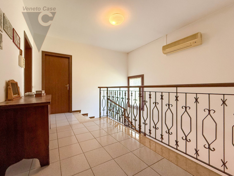 NOVENTA PADOVANA - UNIFAMILIARE IN ZONA RESIDENZIALE
Proponiamo in vendita, su strada chiusa e re...