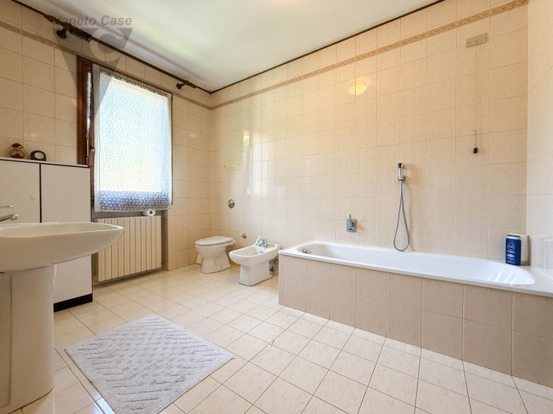 NOVENTA PADOVANA - UNIFAMILIARE IN ZONA RESIDENZIALE
Proponiamo in vendita, su strada chiusa e re...