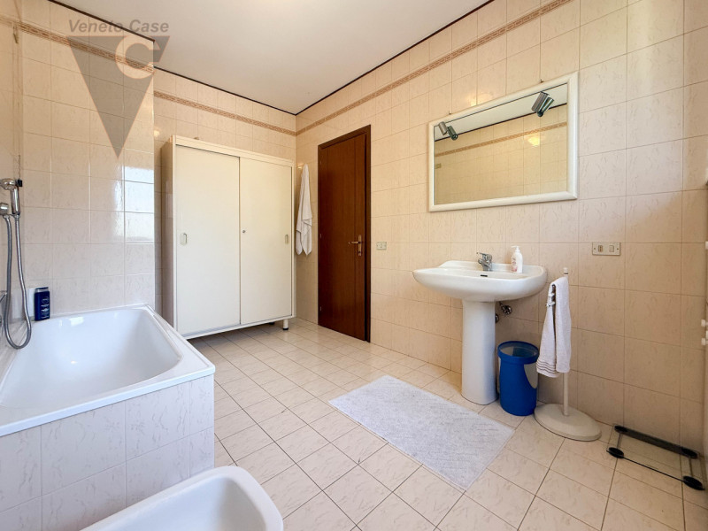 NOVENTA PADOVANA - UNIFAMILIARE IN ZONA RESIDENZIALE
Proponiamo in vendita, su strada chiusa e re...