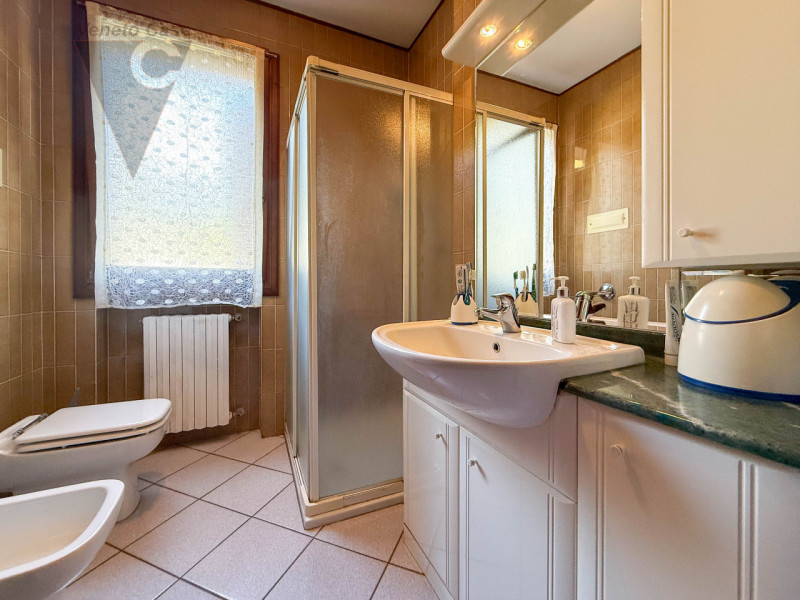 NOVENTA PADOVANA - UNIFAMILIARE IN ZONA RESIDENZIALE
Proponiamo in vendita, su strada chiusa e re...