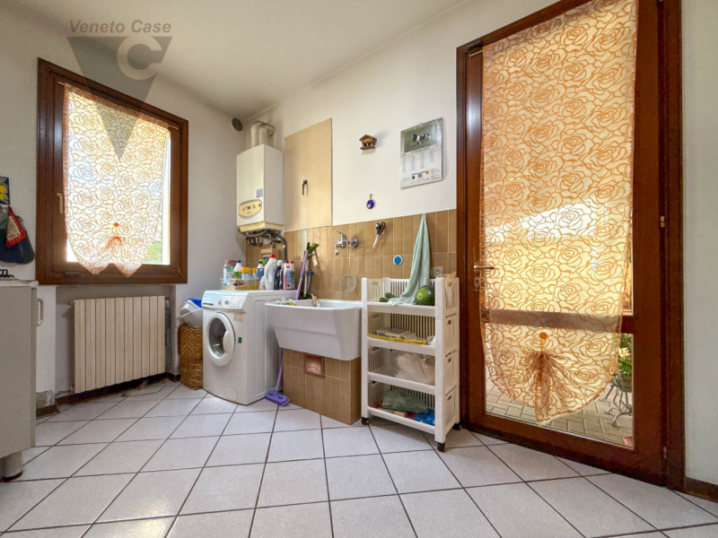 NOVENTA PADOVANA - UNIFAMILIARE IN ZONA RESIDENZIALE
Proponiamo in vendita, su strada chiusa e re...