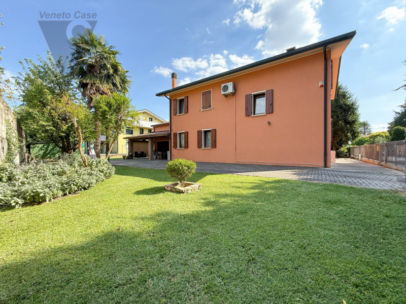 NOVENTA PADOVANA - UNIFAMILIARE IN ZONA RESIDENZIALE
Proponiamo in vendita, su strada chiusa e re...