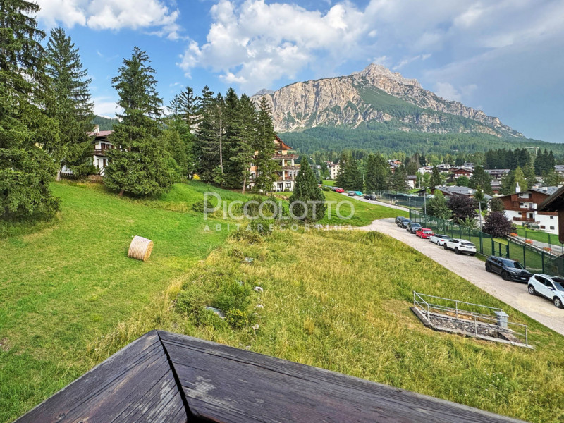 Rif. V5257 - Suggestivo attico in zona tranquilla e panoramica di Cortina d’Ampezzo, a pochi pass...