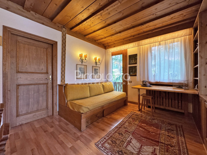 Rif. V5257 - Suggestivo attico in zona tranquilla e panoramica di Cortina d’Ampezzo, a pochi pass...