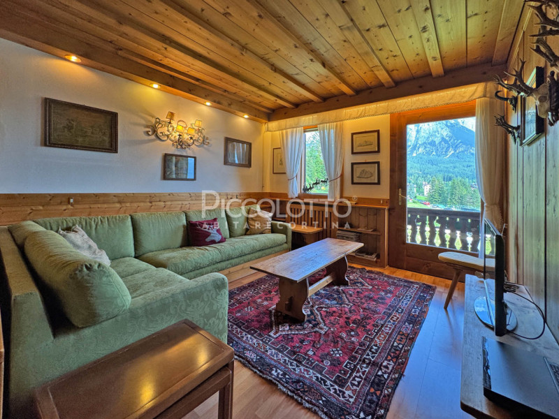 Rif. V5257 - Suggestivo attico in zona tranquilla e panoramica di Cortina d’Ampezzo, a pochi pass...