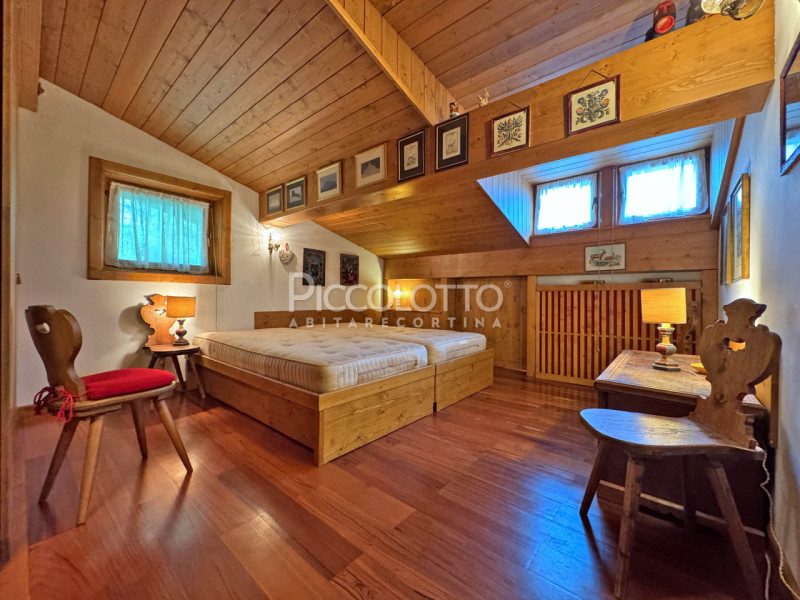 Rif. V5257 - Suggestivo attico in zona tranquilla e panoramica di Cortina d’Ampezzo, a pochi pass...