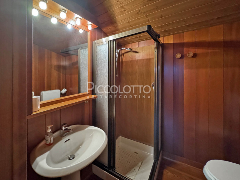 Rif. V5257 - Suggestivo attico in zona tranquilla e panoramica di Cortina d’Ampezzo, a pochi pass...