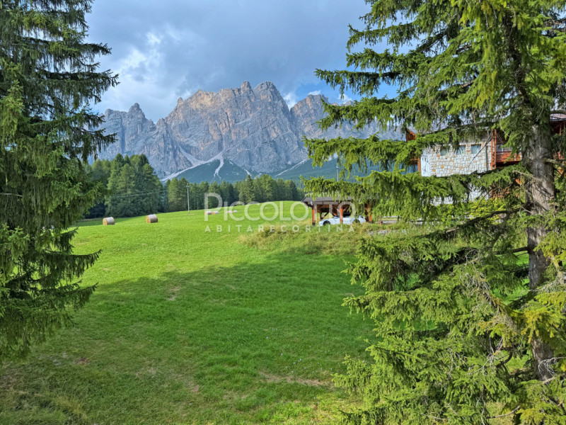 Rif. V5257 - Suggestivo attico in zona tranquilla e panoramica di Cortina d’Ampezzo, a pochi pass...