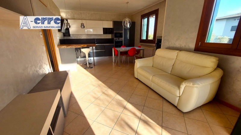Libero da settembre.  
In zona Pianezze proponiamo in affitto appartamento quadrilocale al piano ...