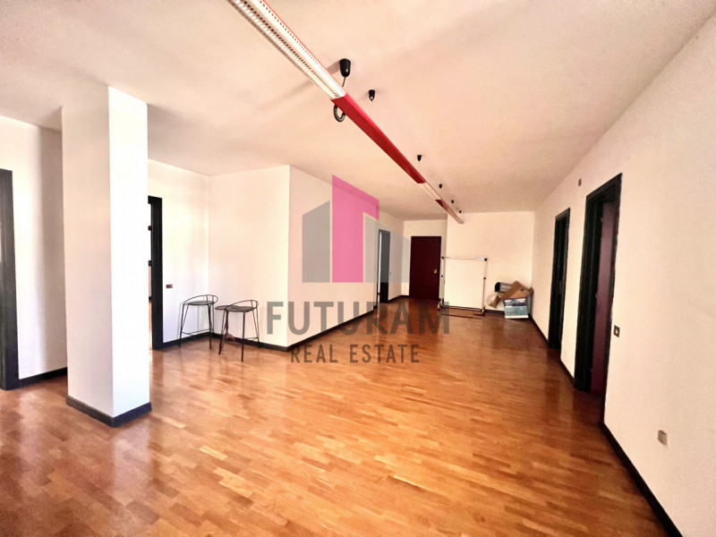 UFFICIO VICENZA CENTRO (No ZTL) - RIF ANNUNCIO 578FUTURAM - TEL: 0444310220 / 3929183796 

Comodo...