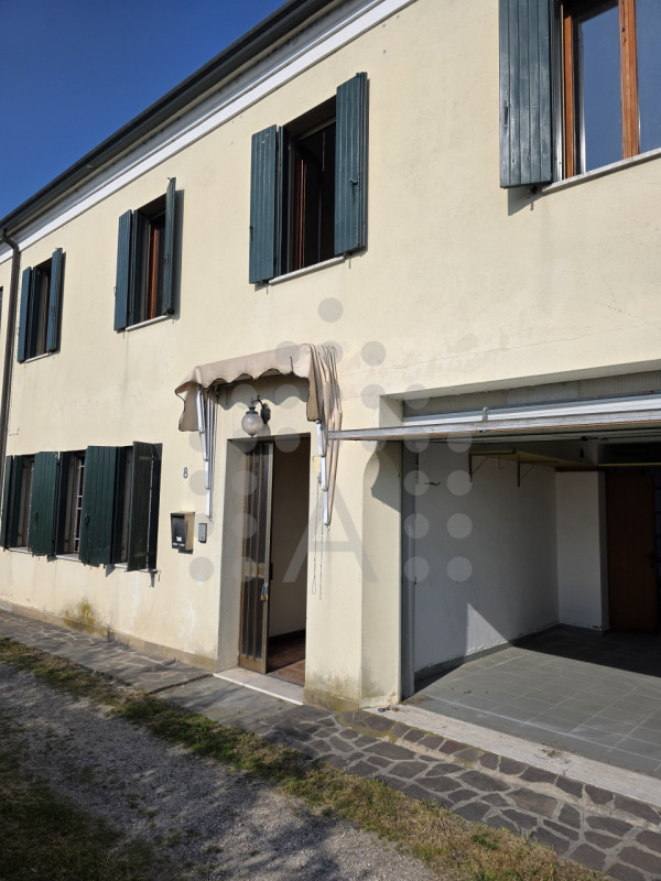 Casa a schiera con ampio giardino a Giarre – Abano Terme
