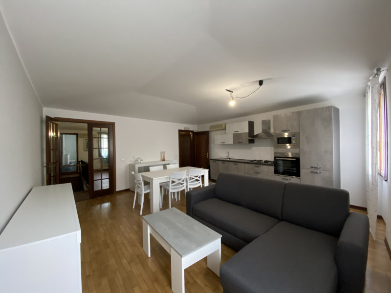 Nel centro di Este, proponiamo appartamento posto al primo piano di una palazzina di sole due uni...