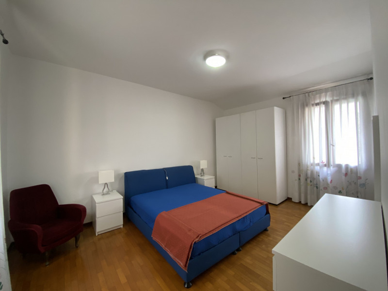 Nel centro di Este, proponiamo appartamento posto al primo piano di una palazzina di sole due uni...