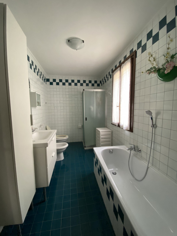 Nel centro di Este, proponiamo appartamento posto al primo piano di una palazzina di sole due uni...