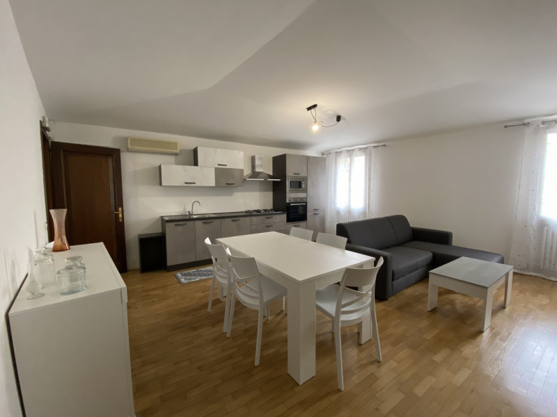 Nel centro di Este, proponiamo appartamento posto al primo piano di una palazzina di sole due uni...