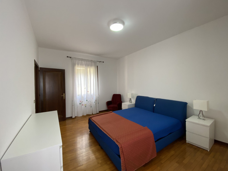 Nel centro di Este, proponiamo appartamento posto al primo piano di una palazzina di sole due uni...