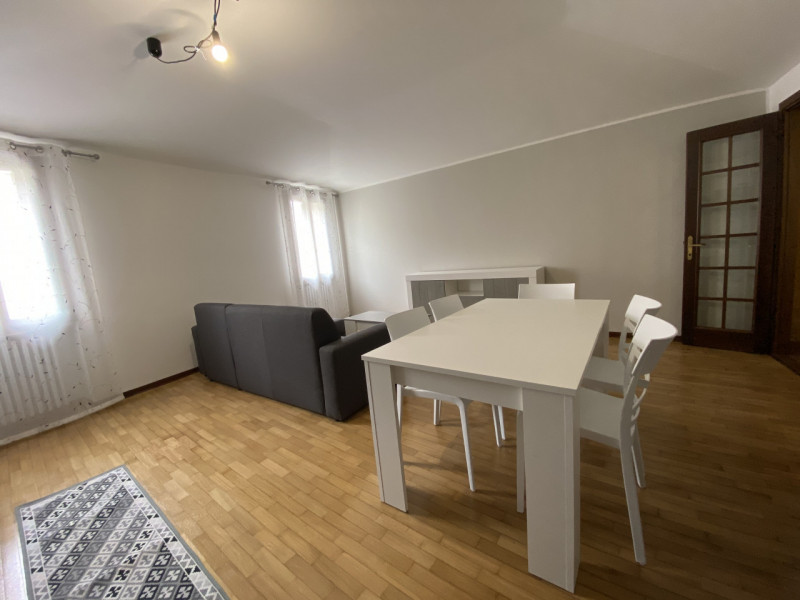 Nel centro di Este, proponiamo appartamento posto al primo piano di una palazzina di sole due uni...