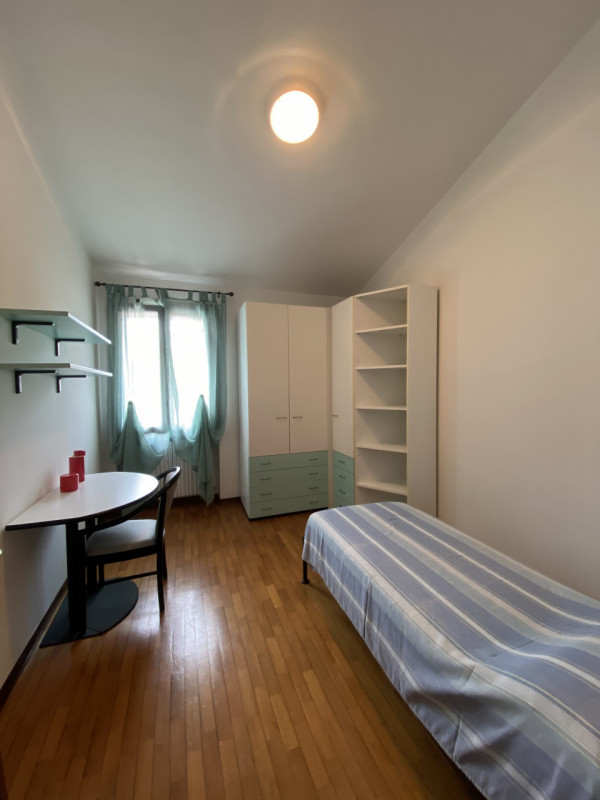 Nel centro di Este, proponiamo appartamento posto al primo piano di una palazzina di sole due uni...