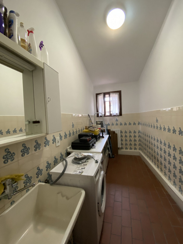 Nel centro di Este, proponiamo appartamento posto al primo piano di una palazzina di sole due uni...