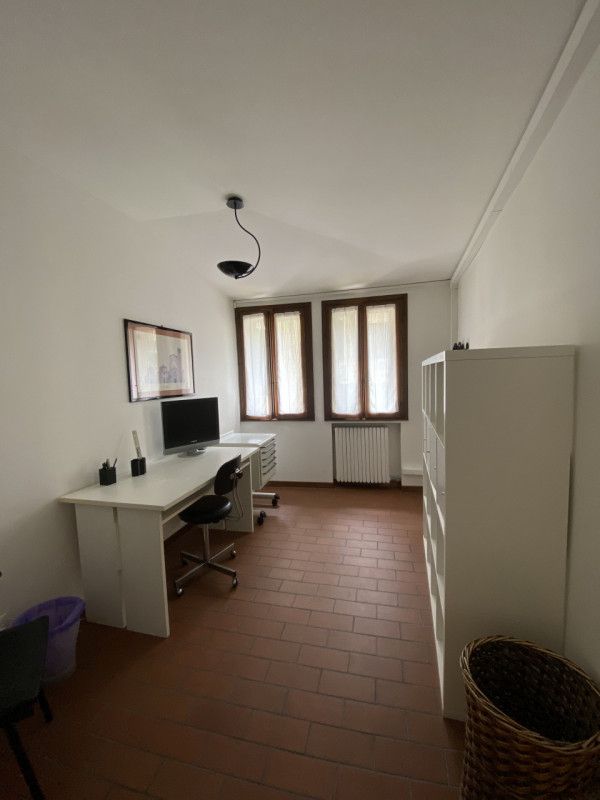 Nel centro di Este, proponiamo appartamento posto al primo piano di una palazzina di sole due uni...