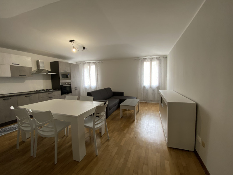 Nel centro di Este, proponiamo appartamento posto al primo piano di una palazzina di sole due uni...