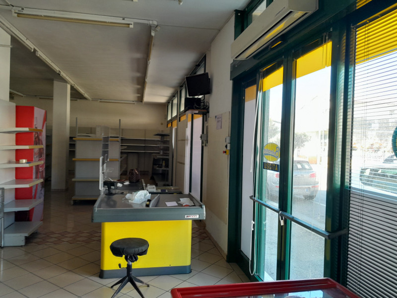 IL MIGLIOR BIGLIETTO DA VISITA DELLA TUA NUOVA ATTIVITA' ??... IN CENTRO UN NEGOZIO PERFETTO A QU...