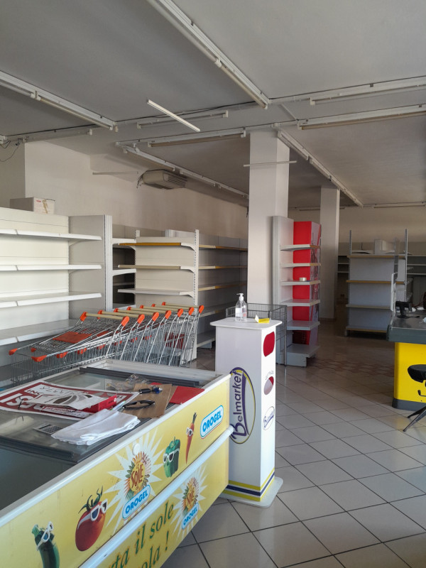 IL MIGLIOR BIGLIETTO DA VISITA DELLA TUA NUOVA ATTIVITA' ??... IN CENTRO UN NEGOZIO PERFETTO A QU...