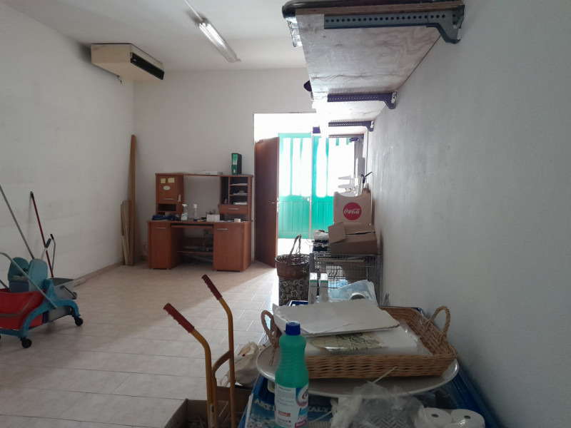 IL MIGLIOR BIGLIETTO DA VISITA DELLA TUA NUOVA ATTIVITA' ??... IN CENTRO UN NEGOZIO PERFETTO A QU...