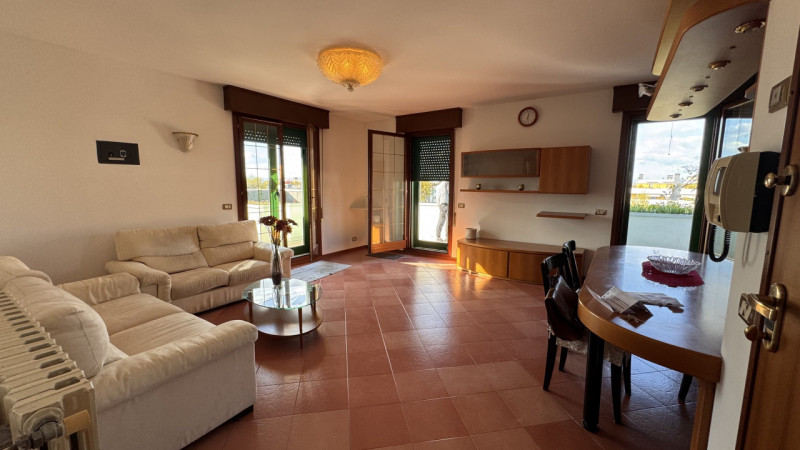 Venite a scoprire questo affascinante attico situato al quarto piano di un elegante complesso res...