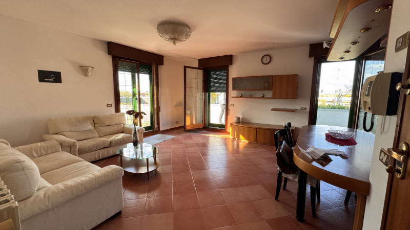 Venite a scoprire questo affascinante attico situato al quarto piano di un elegante complesso res...