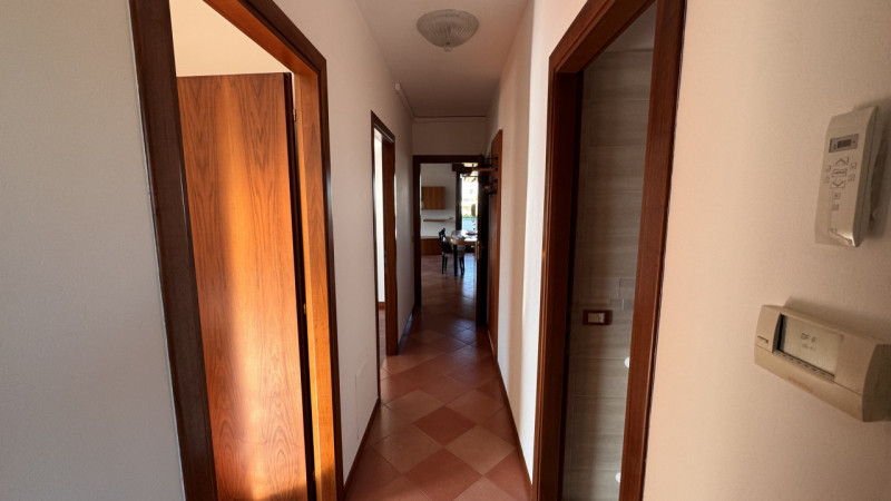 Venite a scoprire questo affascinante attico situato al quarto piano di un elegante complesso res...