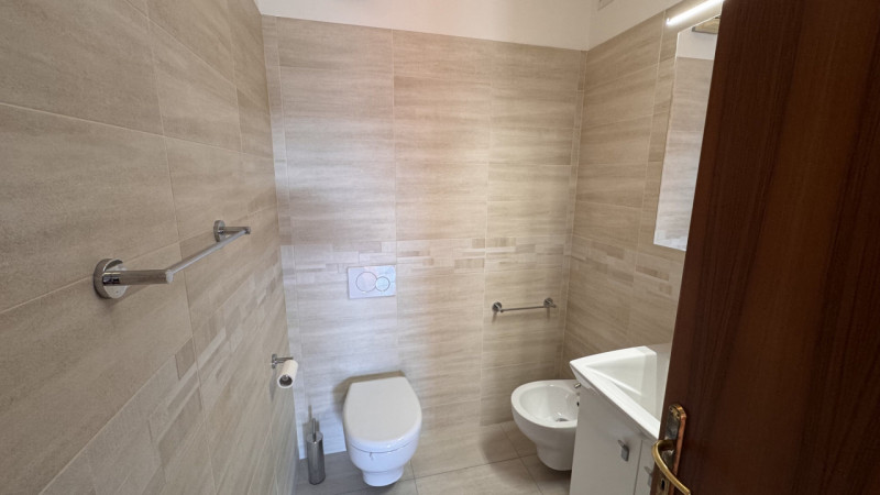 Venite a scoprire questo affascinante attico situato al quarto piano di un elegante complesso res...