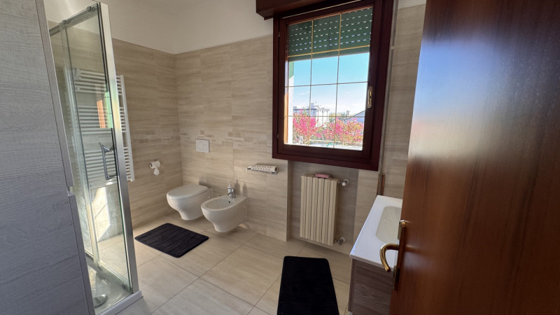 Venite a scoprire questo affascinante attico situato al quarto piano di un elegante complesso res...